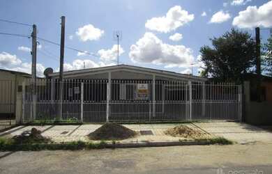 Imagem: A casa possui 3 Dormitórios, 2 Banheiros, 3 Vagas na garagem