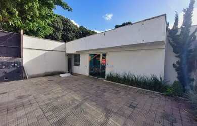 Imagem: A casa possui 5 Dormitórios, 4 Banheiros, 4 Vagas na garagem