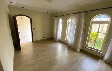 Imagem: A casa possui 3 Dormitórios, 3 Banheiros, 4 Vagas na garagem