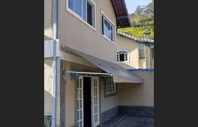 Imagem: A casa possui 2 Dormitórios, 2 Banheiros, 2 Vagas na garagem