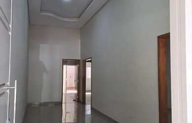 Imagem: A casa possui 3 Dormitórios, 2 Banheiros, 2 Vagas na garagem