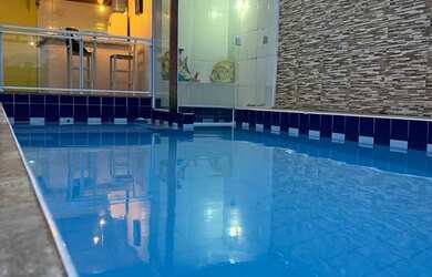 Imagem: A casa possui 4 Dormitórios, Acomodam 12 pessoas, 5 Vagas na