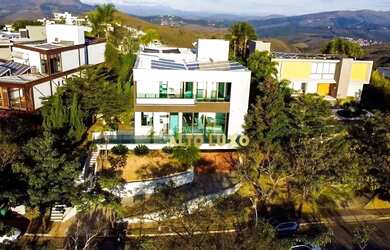 Imagem: A casa possui 5 Dormitórios, 5 Banheiros, 5 Vagas na garagem