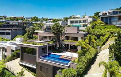 Imagem: A casa em condomínio possui 4 Dormitórios, 5 Banheiros, 5