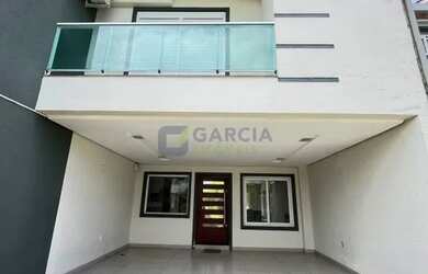 Imagem: A casa possui 3 Dormitórios, 3 Banheiros, 4 Vagas na garagem