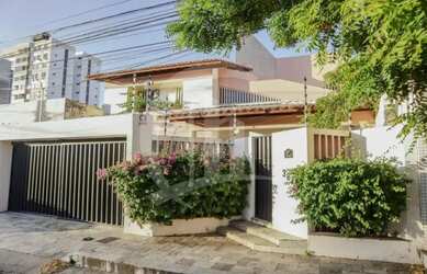 Imagem: A casa possui 4 Dormitórios, 1 Banheiro, 4 Vagas na garagem