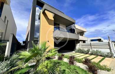 Imagem: A casa em condomínio possui 5 Dormitórios, 1 Banheiro, 4 Vagas