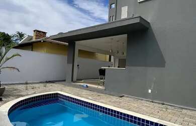 Imagem: A casa em condomínio possui 4 Dormitórios, 5 Banheiros, 2