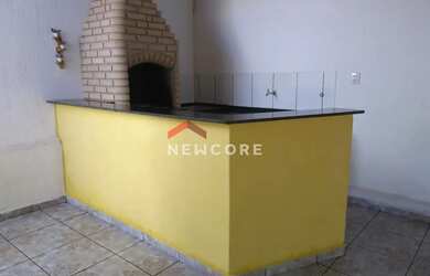 Imagem: A casa possui 3 Dormitórios, 2 Banheiros, 2 Vagas na garagem