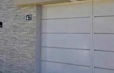 Imagem: A casa possui 3 Dormitórios, 2 Banheiros e está localizado