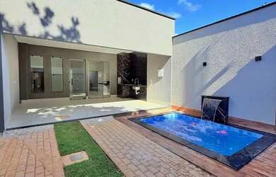 Imagem: A casa possui 3 Dormitórios, 2 Banheiros, 2 Vagas na garagem