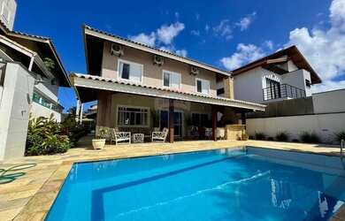 Imagem: A casa em condomínio possui 4 Dormitórios, 4 Banheiros, 4