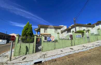 Imagem: A casa possui 5 Dormitórios, 5 Banheiros, 5 Vagas na garagem