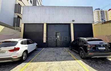 Imagem: O depósito possui 4 Vagas na garagem, 540m² de Área e está