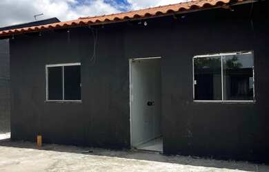 Imagem: A casa possui 2 Dormitórios, 1 Banheiro, 2 Vagas na garagem
