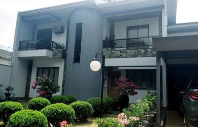 Imagem: A casa possui 4 Dormitórios, 4 Banheiros, 5 Vagas na garagem