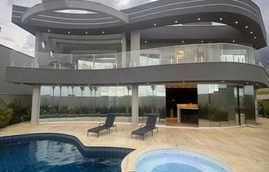 Imagem: A casa possui 4 Dormitórios, 5 Banheiros, 5 Vagas na garagem