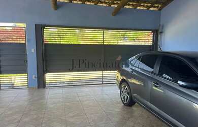 Imagem: A casa possui 3 Dormitórios, 2 Banheiros, 4 Vagas na garagem