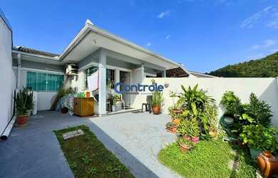 Imagem: A casa possui 2 Dormitórios, 1 Banheiro, 1 Vaga na garagem