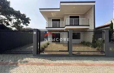 Imagem: A casa possui 4 Dormitórios, 4 Banheiros, 4 Vagas na garagem