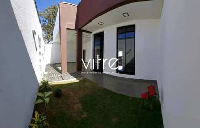 Imagem: A casa possui 3 Dormitórios, 2 Banheiros, 2 Vagas na garagem