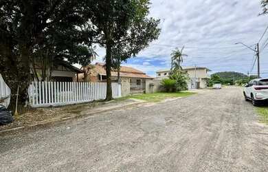 Imagem: A casa possui 3 Dormitórios, 1 Banheiro, 4 Vagas na garagem