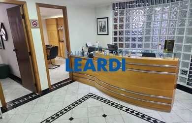 Imagem: O depósito possui 2 Vagas na garagem, 102m² de Área e está