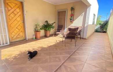 Imagem: A casa possui 2 Dormitórios, 1 Banheiro, 1 Vaga na garagem