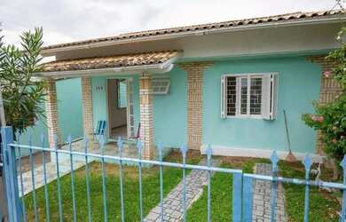 Imagem: A casa possui 5 Dormitórios, 2 Banheiros, 4 Vagas na garagem