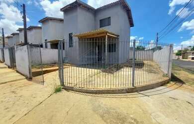 Imagem: A casa possui 2 Dormitórios, 1 Banheiro, 1 Vaga na garagem