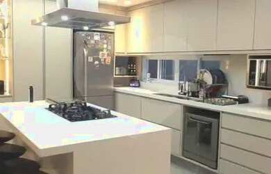 Imagem: A casa possui 3 Dormitórios, 4 Banheiros, 2 Vagas na garagem