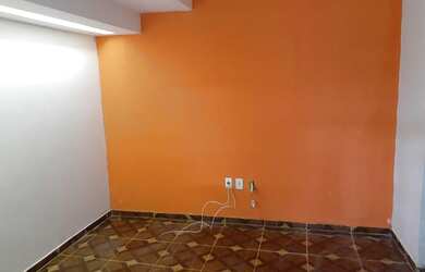 Imagem: A casa possui 2 Dormitórios, 1 Banheiro, 1 Vaga na garagem