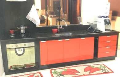 Imagem: A casa possui 2 Dormitórios, 2 Banheiros, 2 Vagas na garagem