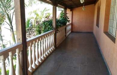 Imagem: A casa possui 4 Dormitórios, 3 Banheiros, 5 Vagas na garagem