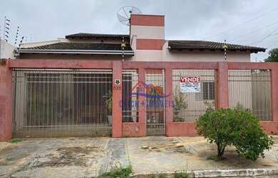 Imagem: A casa possui 4 Dormitórios, 2 Banheiros, 250m² de Área e