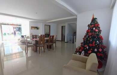 Imagem: A casa possui 4 Dormitórios, 5 Banheiros, 4 Vagas na garagem