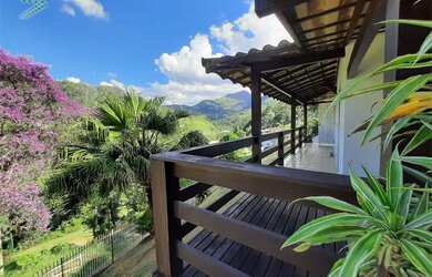 Imagem: A casa possui 4 Dormitórios, 4 Banheiros, 5 Vagas na garagem