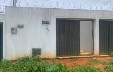 Imagem: A casa possui 2 Dormitórios, 1 Banheiro, 2 Vagas na garagem