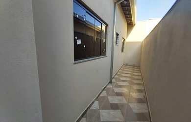 Imagem: A casa possui 3 Dormitórios, 1 Banheiro, 2 Vagas na garagem