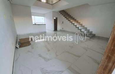 Imagem: A casa possui 3 Dormitórios, 3 Banheiros, 2 Vagas na garagem