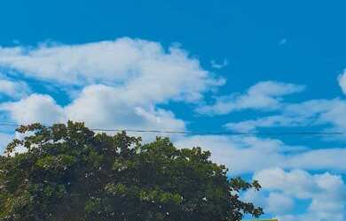 Imagem: A casa possui 4 Dormitórios, 4 Banheiros, 5 Vagas na garagem