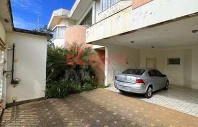 Imagem: A casa possui 5 Dormitórios, 5 Banheiros, 4 Vagas na garagem