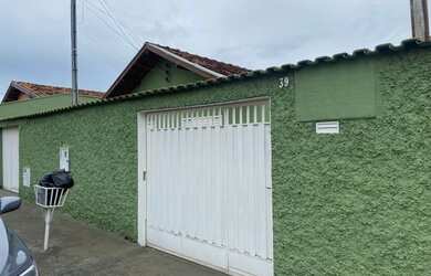 Imagem: A casa possui 3 Dormitórios, 3 Banheiros, 2 Vagas na garagem