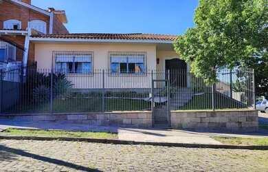 Imagem: A casa possui 4 Dormitórios, 3 Banheiros, 226m² de Área e