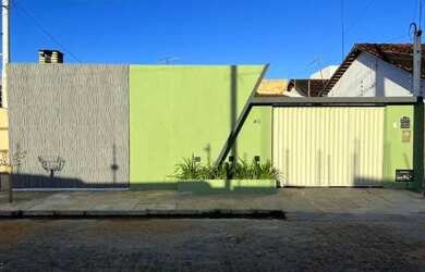 Imagem: A casa possui 4 Dormitórios, 3 Banheiros, 2 Vagas na garagem