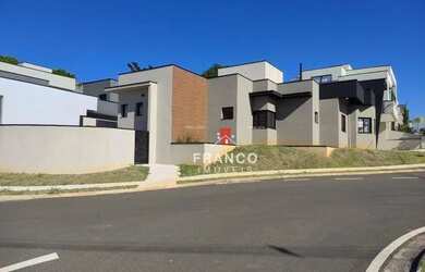 Imagem: A casa em condomínio possui 3 Dormitórios, 5 Banheiros, 4