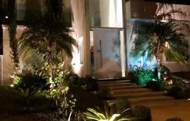 Imagem: A casa possui 4 Dormitórios, 4 Banheiros, 2 Vagas na garagem