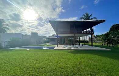 Imagem: A casa possui 4 Dormitórios, 2 Vagas na garagem e está localizado