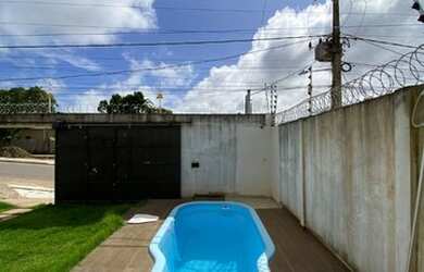 Imagem: A casa possui 3 Dormitórios, 2 Banheiros, 3 Vagas na garagem