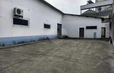 Imagem: O depósito possui 5 Vagas na garagem, 235m² de Área e está